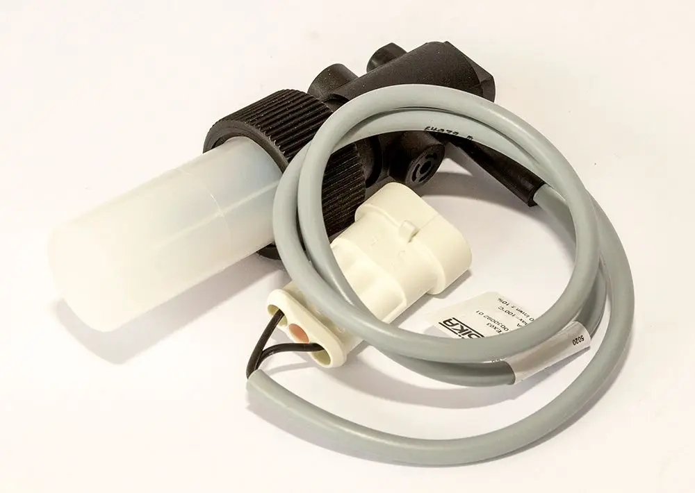 Durchfluss-Schalter von Daikin, bestehend aus einem transparenten Gehäuse, einem schwarzen Anschluss und grauem Kabel. Kompakt und funktional gestaltet.